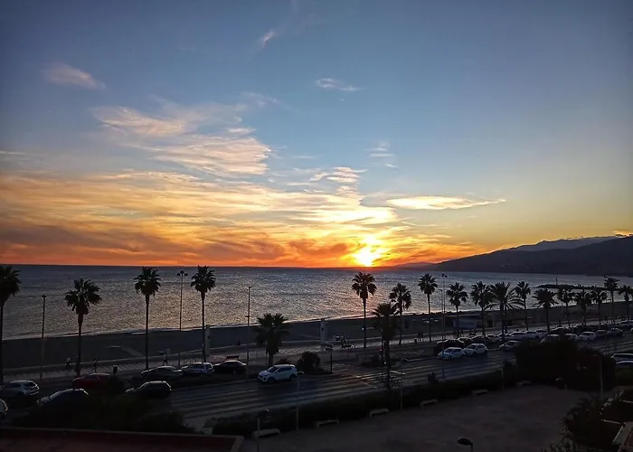 Coqueto estudio-ático EN PRIMERA LÍNEA DE PLAYA CON PRECIOSAS VISTAS AL MAR