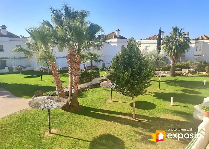 Casa adosada con porche, piscina y pista de pádel, junto al campo de golf