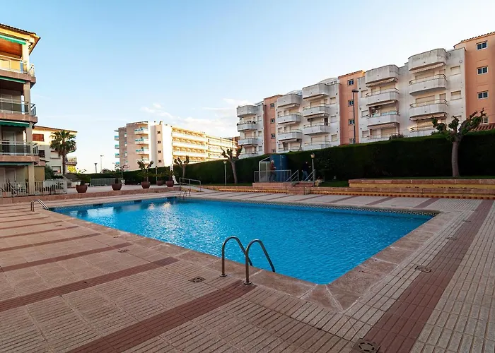 Near Beaches Large Private Patio, Aircon & Community Pool