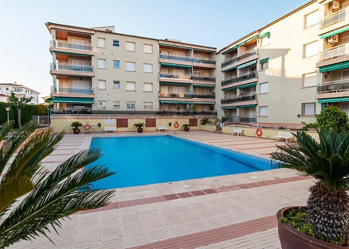 Near Beaches Large Private Patio, Aircon & Community Pool