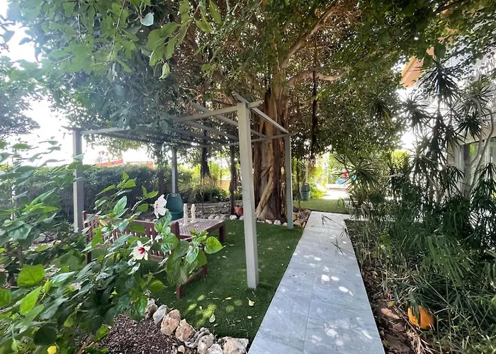 Habitación con baño privado frente a la piscina, máximo 2 Personas, no es la casa completa