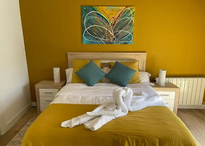 Habitación con baño privado frente a la piscina, máximo 2 Personas, no es la casa completa