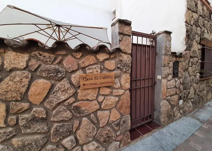 Casa con patio y chimenea en Piedralaves