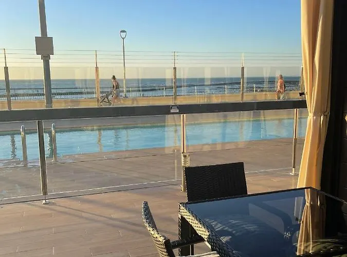 Apartamento con piscina en el Paseo Cruz del Mar