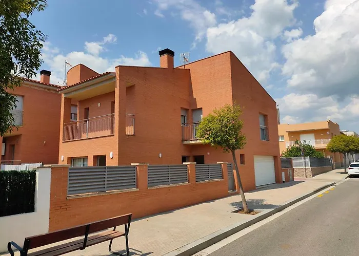 Chalet Amplio Con Jardin Y Zona Barbacoa.