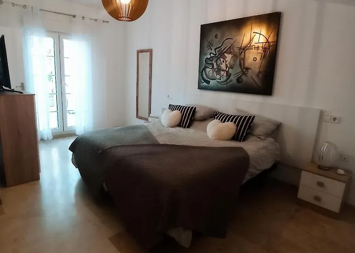 Townhouse 1 Minute Walk To Villamartin Plaza