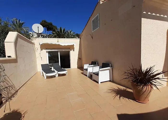habitación con techo inclinado y vista al mar