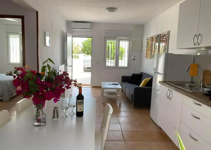 Modern And Airy Holiday Home With Private Parking
