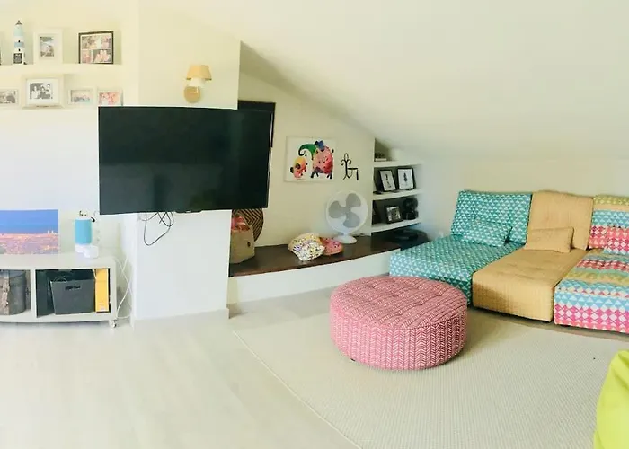 2 Story, 5 Bedroom, 3 Bath Flat, Steps From The Beach & Cliff Walk
