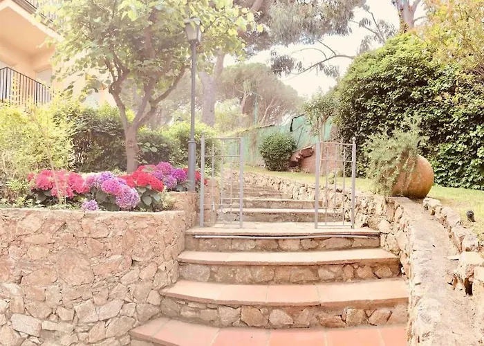 2 Story, 5 Bedroom, 3 Bath Flat, Steps From The Beach & Cliff Walk