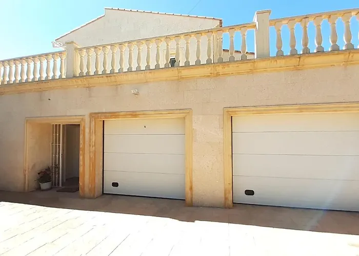 habitación con techo inclinado y vista al mar