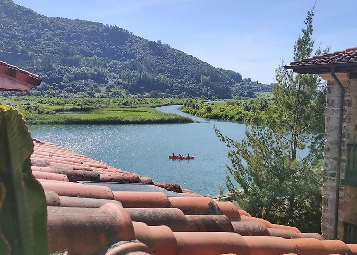 Casa Maitri- con piraguas junto a la ría