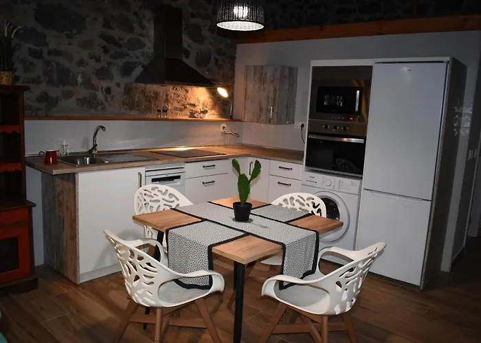 La Antigua Cuadra es un alojamiento de piedra y altos techos de madera con mucho encanto, jardín privado con barbacoa y acceso al río Asón