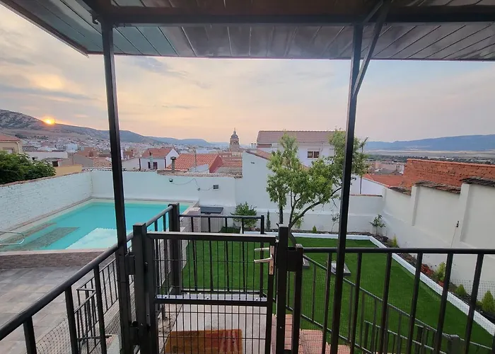 Casa Oasis Puertollano, una casa en un entorno rural en Puertollano, agradable, con Piscina en zona tranquila