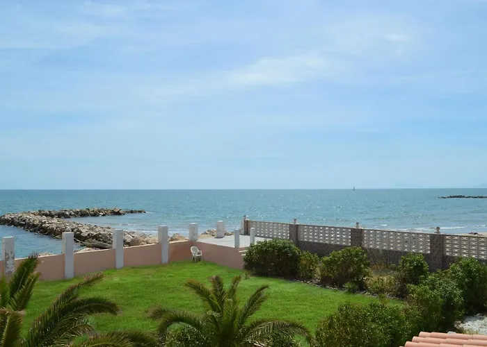 Oasis en la playa: piscina y relax