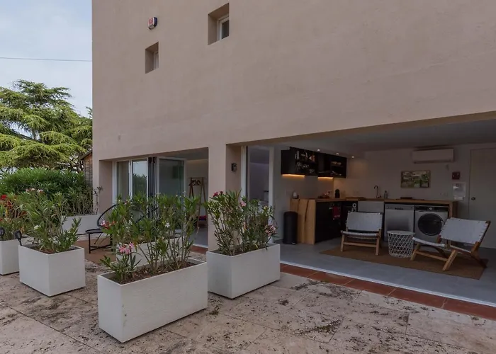 Romantic Modern Apartment Private Swimming Pool 5 Min Walk From Begur Centre
