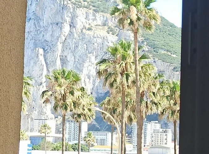 Room With Private Bathroom In Shared Apartment 50M From Gibraltar