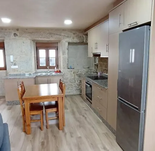 Casa de piedra céntrica.