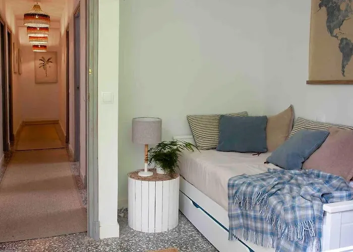 Una Casa Con Encanto Y Un Jardin Espectacular Para Seguir Disfrutando Del Buen Tiempo En Alicante