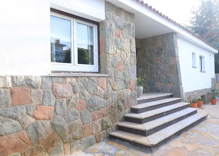 Newly Furnished Cozy House Next To The Beach