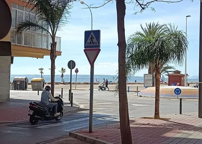 Al Lado De Barcos Y Gran Playa.