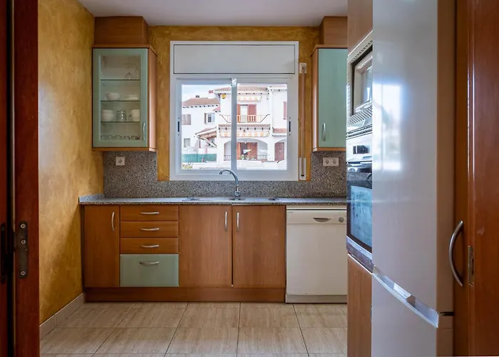 AT130 Casa con piscina privada, aire acondicionado y garaje