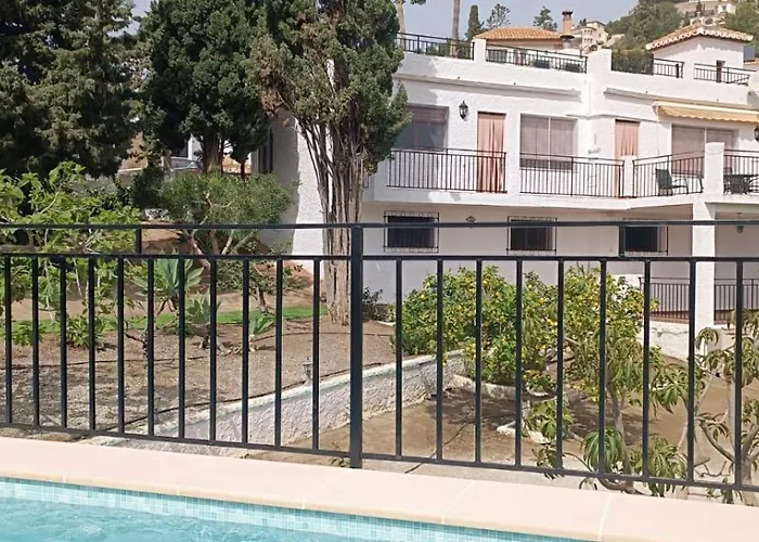 La Torrecica, con carácter andaluz y magníficas vistas al mar y Sierra Nevada