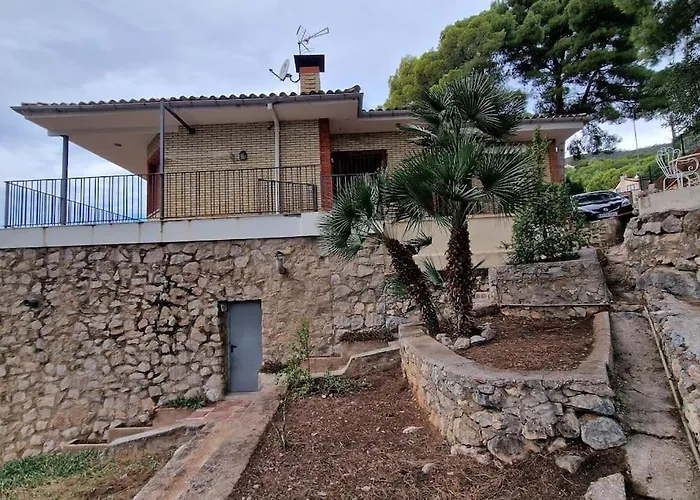 casa y piscina en un parque natural