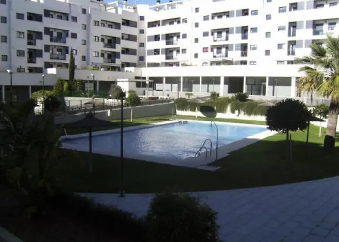 Habitacion privada en piso compartido de dos habitaciones en urbanización con piscina y pista de padel