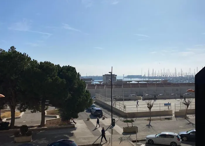 Frente al puerto y junto a la playa del Arenal