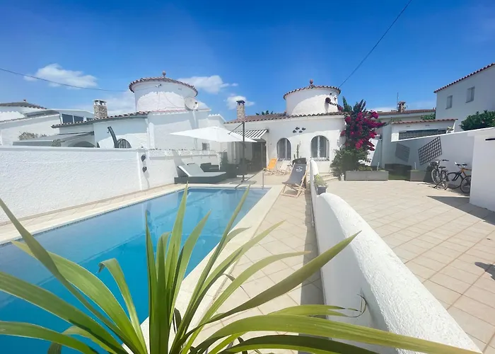 Charmante villa avec piscine dans les canaux