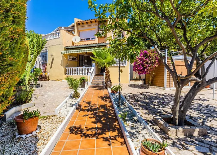 Paraíso Familiar en Marisol Park Bungalow con Piscina, Tenis y Parking