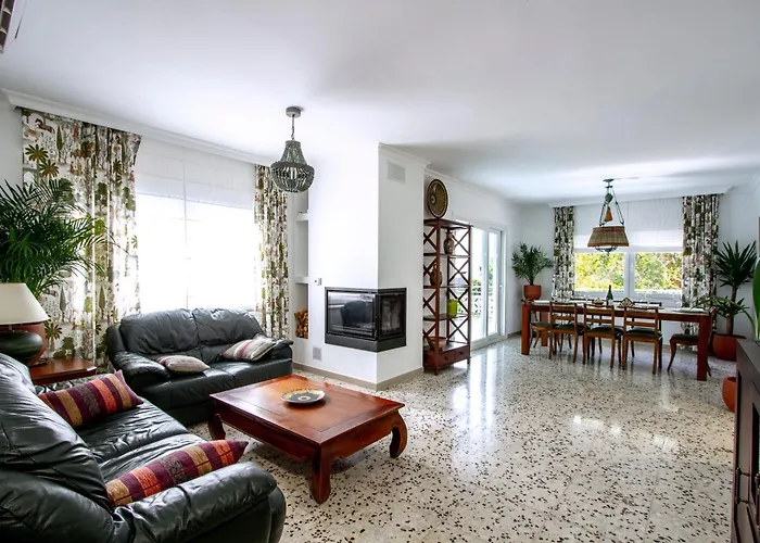 Newly Furnished Cozy House Next To The Beach