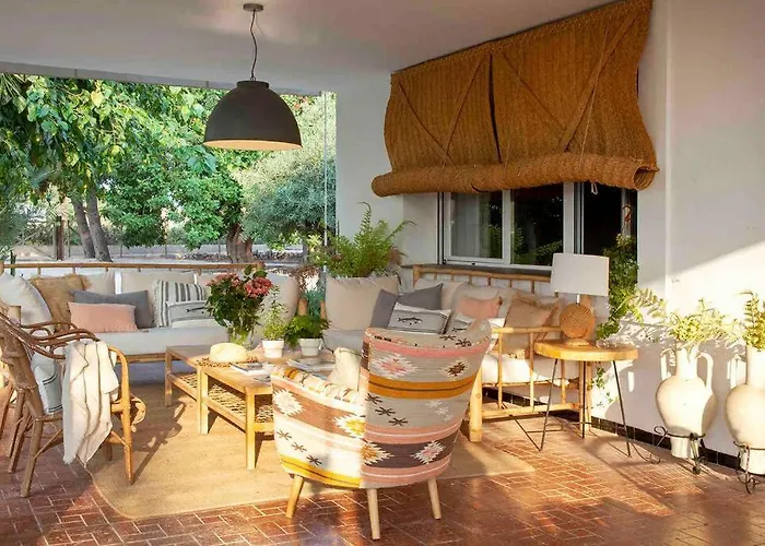 Una Casa Con Encanto Y Un Jardin Espectacular Para Seguir Disfrutando Del Buen Tiempo En Alicante