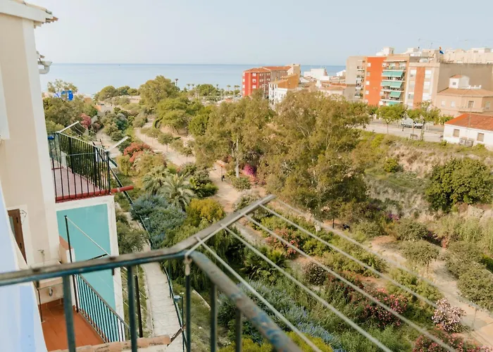 Casa Colgante con vistas panorámicas junto al mar.