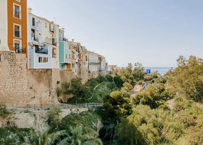 Casa Colgante con vistas panorámicas junto al mar.