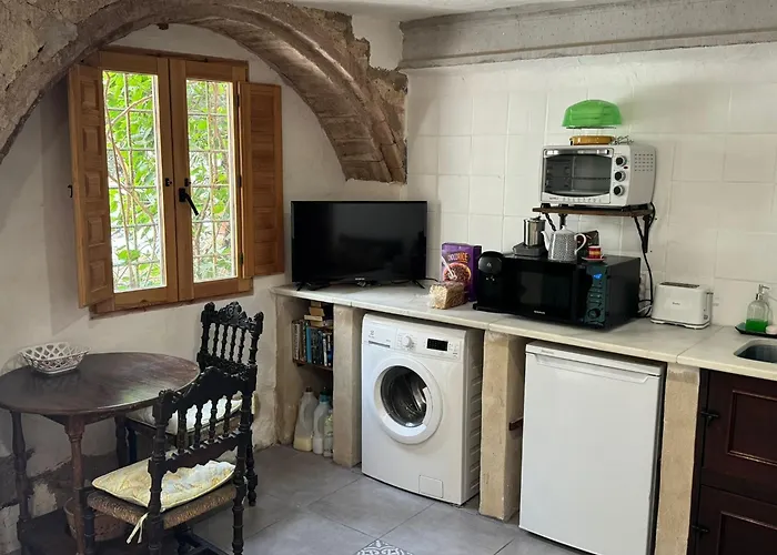 Oliva Courtyard Guesthouse