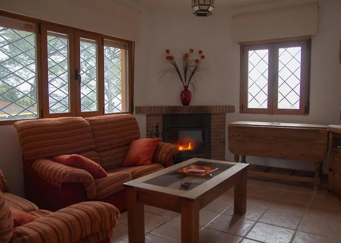 'El Mirador de Sotillo', un Oasis de Confort con Piscina y Jacuzzis