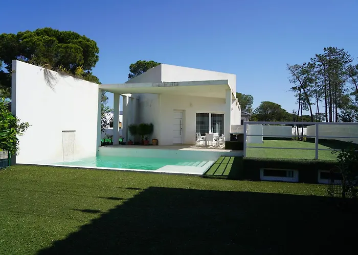 Chalet blanco con piscina privada