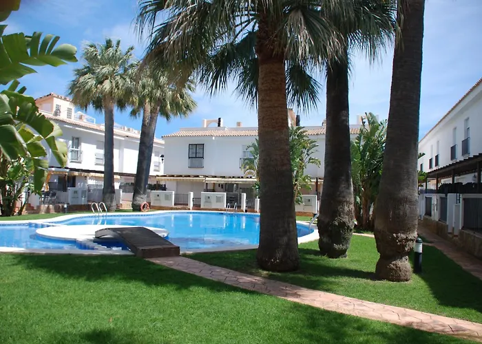 Magnifico Adosado Con Piscina En Urb. Palm Beach