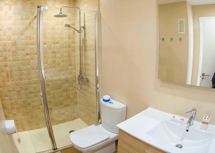 2 Bedroom Apartment - Sleeps 4 - Pool - Garden