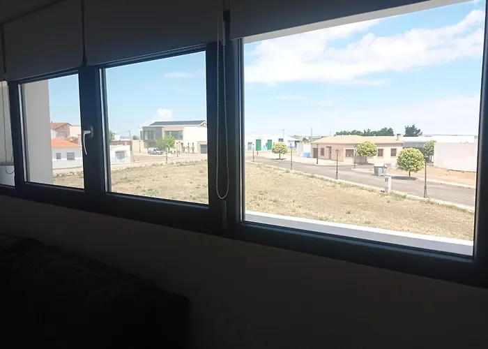 Loft para 2 personas con cocina americana con gran luminosidad, TV 42, cama de matrimonio con colchón de buena calidad, dos sofás grandes y comodos , con baño con plato de ducha,chimenea interior y 2terrazas de unos 50 metros y barbacoa exterior,pre