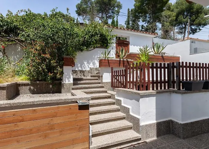 Moderna Villa Con Piscina Y Amplio Jardin
