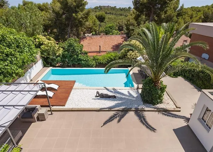 Moderna Villa Con Piscina Y Amplio Jardin
