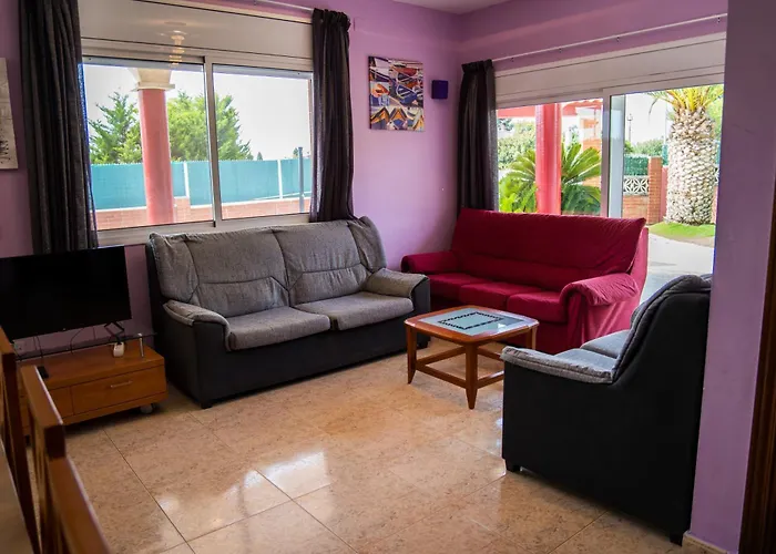 Vista Cunit Es Una Gran Casa Con Piscina, Barbacoa
