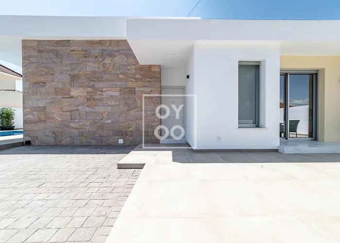 Villa Coral, Chic Coastal Design, Saltwater Pool - By Oyoostays
