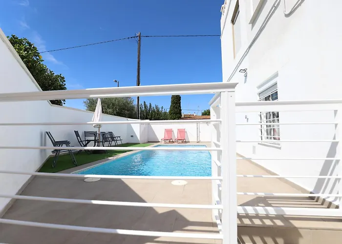 2 apartamentos en una excelente villa de playa compartiendo Piscina y Jardín