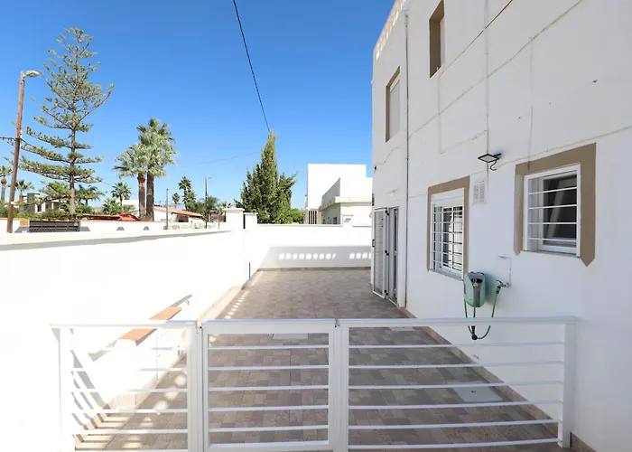 2 apartamentos en una excelente villa de playa compartiendo Piscina y Jardín