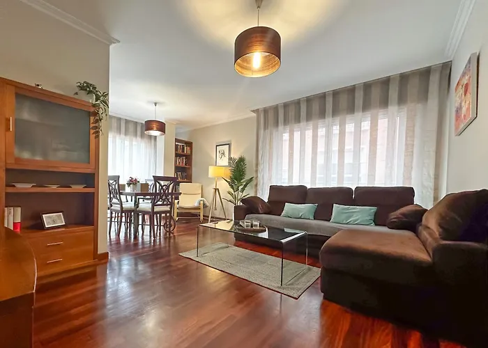 Apartamento completo, amplio, muy iluminado y con plaza de garaje incluida.