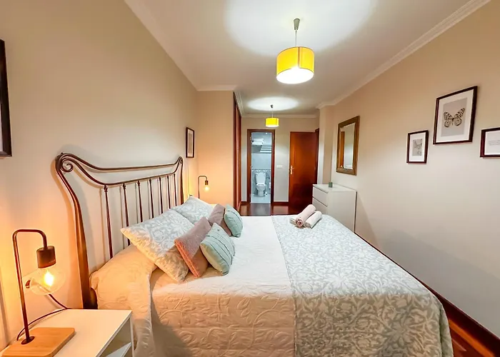 Apartamento completo, amplio, muy iluminado y con plaza de garaje incluida.